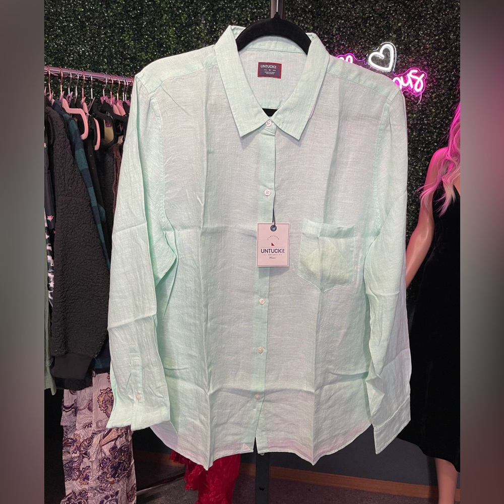 NWT UNTUCKit Button Down Shirt